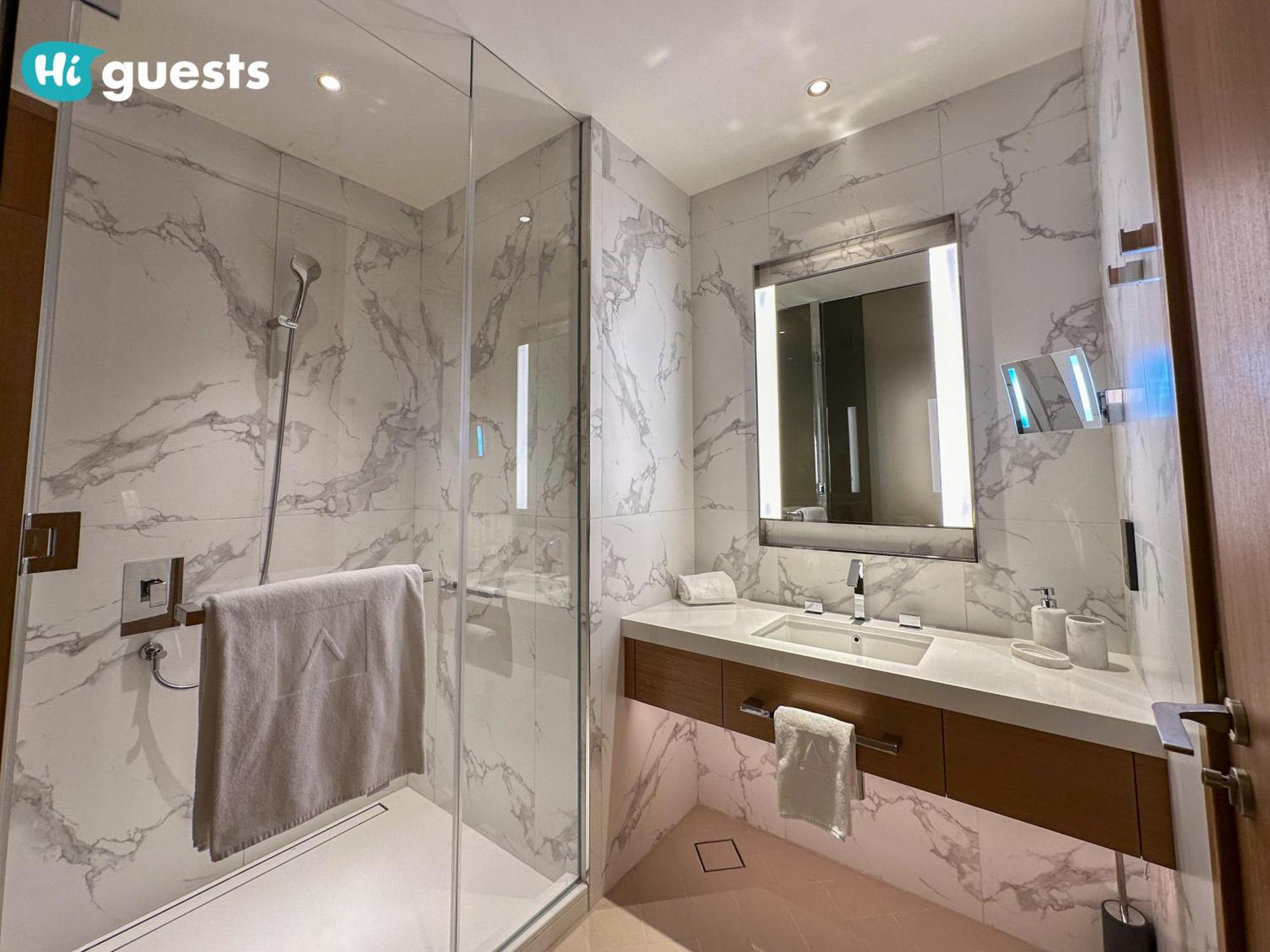 Higuests - Sky-high Experience Luxe Living On The 24th Floor Apartment