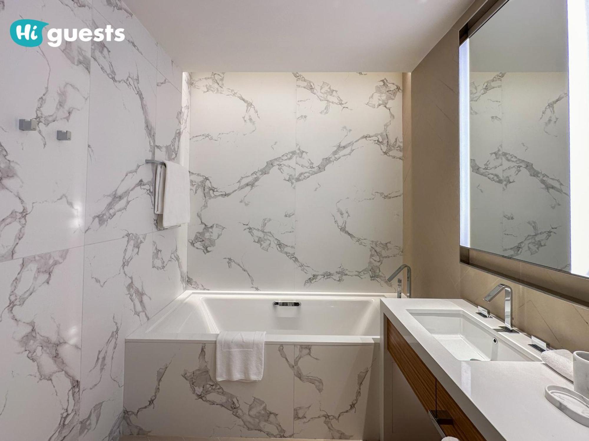 Apartment Higuests - Sky-high Experience Luxe Living On The 24th Floor